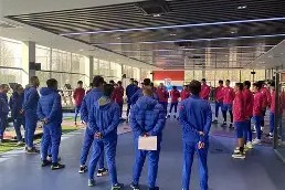 天博体育平台官网-清晨体能课后，上海申花防线松动备战欧超杯，话题不断，医务组通报恢复