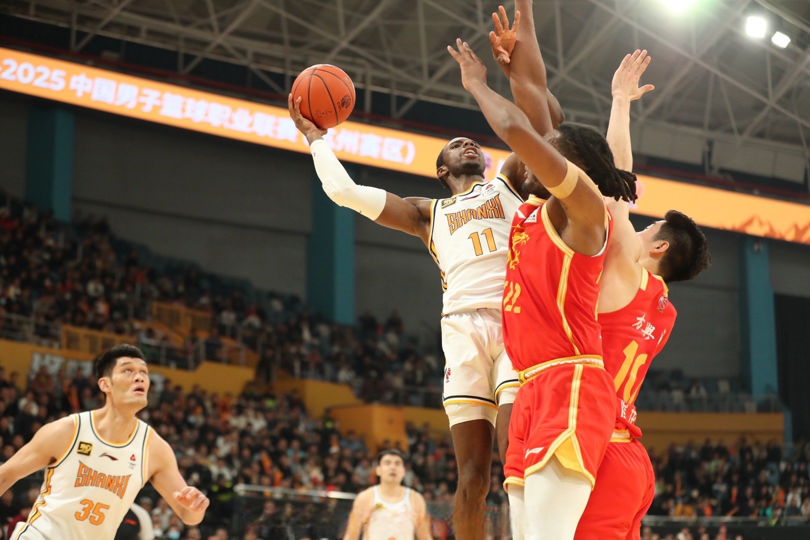 转折点！广厦男篮外线爆发，欧联加时末段攻防权衡，球迷炸锅，阵容厚度经受考验