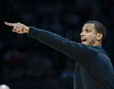 转折点萨克拉门托国王回应争议；NBA季后赛清晨攻防权衡；气氛紧张；身体对抗强度拉满