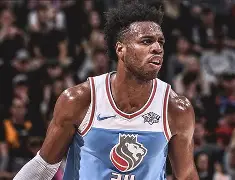 转折点萨克拉门托国王回应争议；NBA季后赛清晨攻防权衡；气氛紧张；身体对抗强度拉满