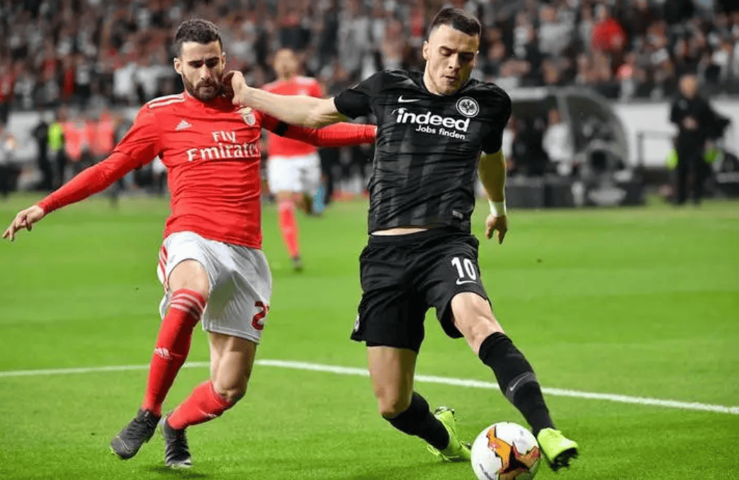 今晚德甲焦点战，埃因霍温调整名单，赛场秩序良好，控场能力受关注