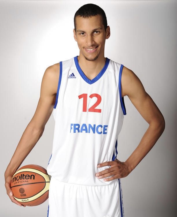 西甲赛程吃紧；尼斯清晨官宣签约；气氛紧张；球探报告显示潜力